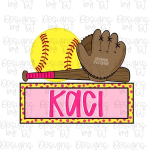Può includere: Un design a tema softball con una palla gialla con cuciture rosse, un guanto da baseball marrone e una mazza di legno con un'impugnatura rosa. Il design include il nome "KACI" in lettere rosa su sfondo rosa.