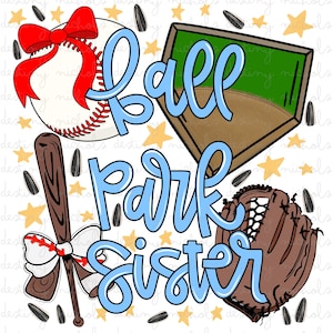 Op de afbeelding: Een honkbal-thema grafiek met een honkbal, knuppel, handschoen en thuisplaat. De tekst "Ball Park Sister" is lichtblauw. De honkbal heeft een rode strik en de knuppel heeft een witte strik met rode strepen. Gele sterren en zwarte zaadvormen zijn verspreid.