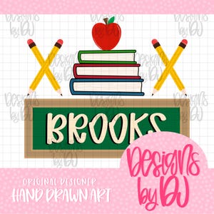 Puede incluir: Una ilustración digital que muestra una pila de tres libros coronada por una manzana roja, flanqueada por dos lápices amarillos. Debajo de los libros hay una pizarra verde con el nombre BROOKS escrito en letras mayúsculas color crema.