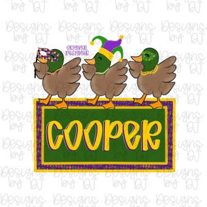 Puede incluir: Ilustración digital de tres patos de dibujos animados con disfraces de Mardi Gras. Cada pato lleva una máscara o sombrero diferente. Debajo hay un letrero verde y morado con la palabra "COOPER" en letras amarillas.