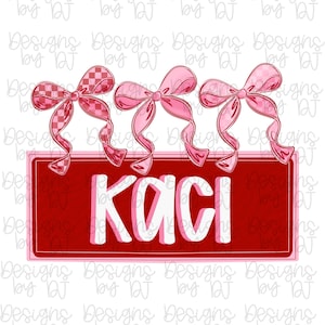 Puede incluir: Un diseño digital con el nombre "KACI" en blanco, delineado en rosa, sobre un fondo rectangular rojo. Encima del nombre hay tres lazos rosas, uno con un patrón de cuadros. El diseño está sobre un fondo blanco.