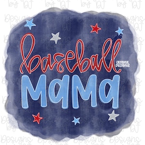 Può includere: Grafica in stile acquerello con le parole "baseball mama" in rosso e blu. Il testo è circondato da stelle rosse, bianche e blu, su uno sfondo blu scuro strutturato. Il design ha un tema patriottico.