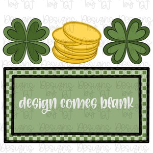 Peut inclure: Une conception sur le th&egrave;me de la Saint-Patrick avec des tr&egrave;fles verts, une pile de pi&egrave;ces d'or et un panneau rectangulaire avec le texte "design comes blank" sur un fond vert avec une bordure &agrave; carreaux.