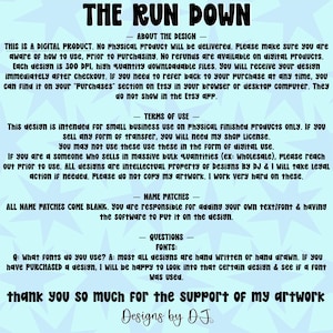 Puede incluir: Una hoja informativa de producto digital con el t&iacute;tulo "THE RUN DOWN" en letras negras grandes. Contiene texto sobre el dise&ntilde;o, los t&eacute;rminos de uso, los parches de nombre y las fuentes. En la parte inferior dice "Designs by DJ".