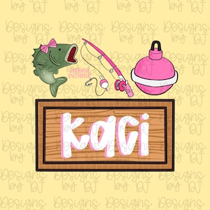 Op de afbeelding: Een cartoon illustratie met visgerelateerde elementen. Een groene vis met een roze strik, een roze hengel en een roze en witte dobber worden weergegeven boven een houten bord met de naam "Kaci" in roze en witte letters.