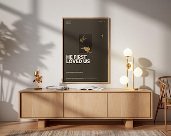 Affiche biblique « Il nous a aimés le premier » | 1 Jean 4:19 | Décoration murale chrétienne | Amour