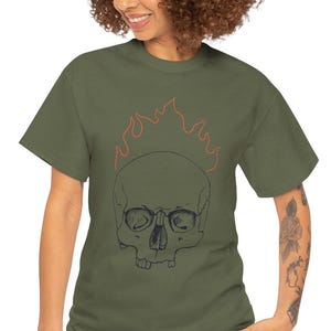 Camiseta unisex de algodón grueso con calavera en llamas, camiseta gráfica informal, camiseta de moda alternativa, atuendo veraniego genial, regalo inspirado en el arte.