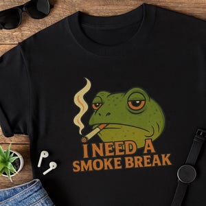 「I Need a Smoke Break」シャツ、面白いカエルのミームTシャツ、不機嫌なヒキガエルの喫煙グラフィックTシャツ、皮肉なユーモアトップス、ユニセックスのエッジィな雰囲気のストリートウェア