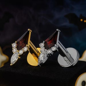 Brinco de titânio com granada vermelha | Piercing labret com rosca interna e base plana | Calibre 16 para tragus, hélix e cartilagem | Presente para ela