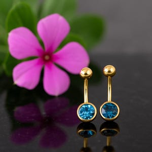 CZ Jeweled Nicht-baumelnder Bauchnabel Ring | G23 Grade Titan | Vergoldet | 14G (1,6 mm) | Bauchnabelpiercing | Mehrere Farben und Bar-Größen