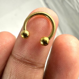 316L サージカル スチール外ネジ付き円形バーベル - 16G (1.2 mm) および 14G (1.4 mm) - ゴールド アルマイト加工 - 複数のサイズ