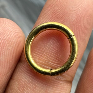 316Lサージカルスチールクラシックセグメントクリッカーリング - 14G (1.6 mm) - スチール、ゴールド、ローズゴールドブラックPVD、レインボーアルマイト仕上げからお選びいただけます