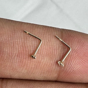 9K ソリッド ゴールド L 字型ノーズ スタッド、本物のダイヤモンド付き - 22G (0.6 mm) - 1.5 mm と 2 mm のダイヤモンド サイズをご用意