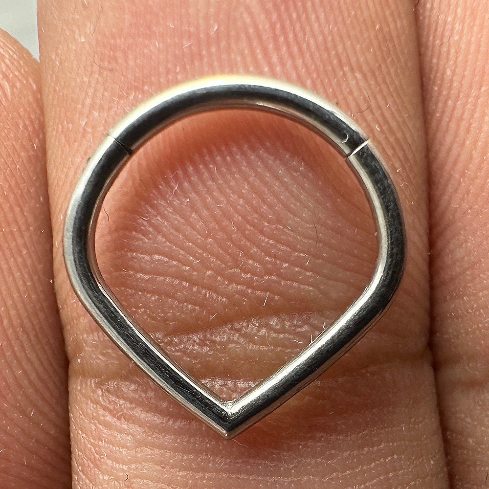 Triangelsegment klikring 316L chirurgisch staal - septumpiercing 16 G (1,2 mm) - staal/goud/roségoud/zwart/regenboog geanodiseerde neusklik