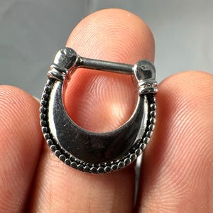 316Lサージカルスチールトライバルドットセプタムクリッカー – 16G (1.2 mm) – 内径8 mm – 快適さとスタイルのための精密フィットを備えた大胆なデザイン