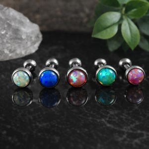 Brinco de Opala em Aço Cirúrgico | 16G para Tragus, Hélix e Cartilagem | Opala Cravejada em Bazel | Fecho de Rosca | Presente para Ela