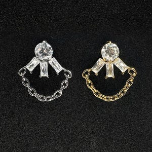 Orecchino a perno piatto con zirconi cubici, catena senza filettatura, a pressione, per trago, elica e cartilagine / Titanio di grado G23 / Diverse misure e colori