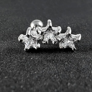 Piercing para trago, hélice e cartilagem com zircônia cúbica tripla estrela | Aço cirúrgico 316L | 16G (1,2 mm) | Joia elegante para piercing | Presente para ela