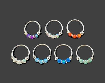 Neusring met tri-opaal kralen – 925 sterlingzilver – verkrijgbaar in 22G (0,6 mm) – 8 mm en 10 mm binnendiameter – veelkleurige variaties op opaal
