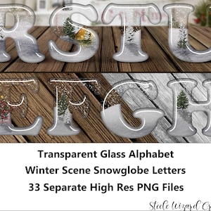 Könnte beinhalten: Ein Satz von 33 transparenten Glasbuchstaben mit Winterszenen im Inneren. Die Buchstaben sind im Schneekugel-Stil mit schneebedecktem Hintergrund und Kiefern. Die Buchstaben sind in der Reihenfolge RSTU und EFGH angeordnet. Die Buchstaben befinden sich auf einer Holzoberfläche.
