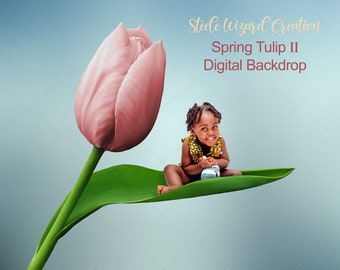 Op de afbeelding: Een digitale achtergrond met een grote roze tulp met een groene stengel en blad. Een jong kind zit op het blad en glimlacht naar de camera.