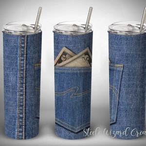 Pode incluir: Três copos de aço inoxidável com um design de impressão de ganga. O copo do meio tem um bolso com uma nota de dólar que sobressai.