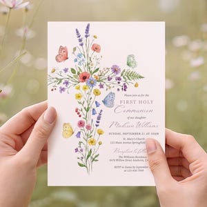 Plantilla de invitación para la Primera Comunión con flores silvestres y mariposas, invitación con cruz floral, invitación religiosa católica, plantilla imprimible de Canva.