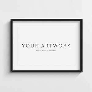 Puede incluir: Un marco de fotos negro con un paspartú blanco y el texto "YOUR ARTWORK" y "NORTH MOCKUP GALLERY" impreso en negro.