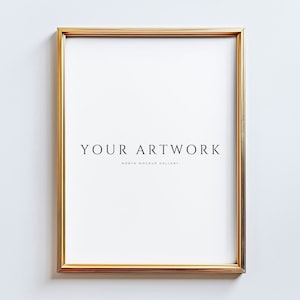 Puede incluir: Un marco de imagen dorado con un passe-partout blanco y el texto "YOUR ARTWORK NORTH MOCKUP GALLERY" impreso en el passe-partout.