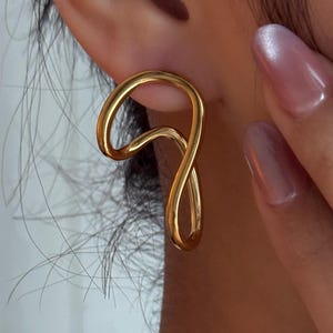Boucles d'oreilles incurvées minimalistes en or ou en argent | Bijoux de tous les jours à boucle géométrique moderne