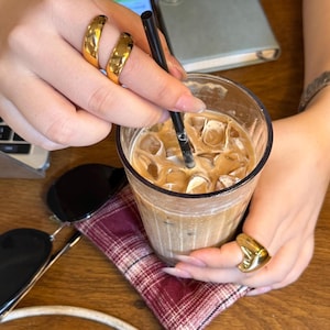 Anillo minimalista grueso con forma de corazón grande, joyería geométrica llamativa para uso diario.
