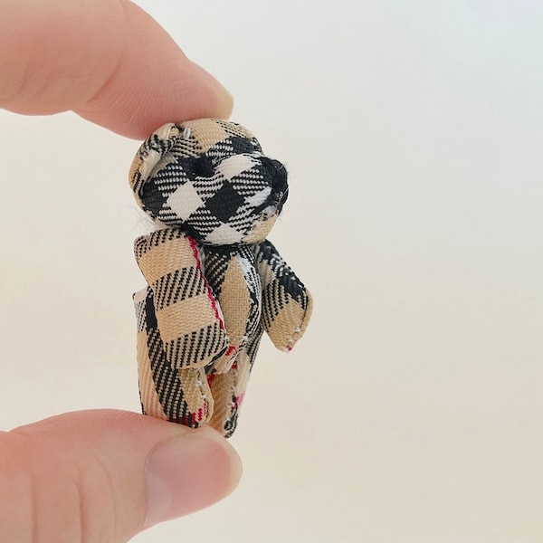 Mini ours en peluche à carreaux tartan pour décoration artisanale de Noël Etiquette cadeau pour maison de poupée