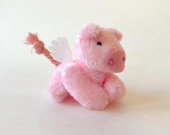 Miniature plush flying pig for craft, pig with wings, pockets, backpack, keychain, doll accessory