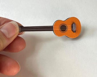 Diorama in miniatura per casa delle bambole con chitarra