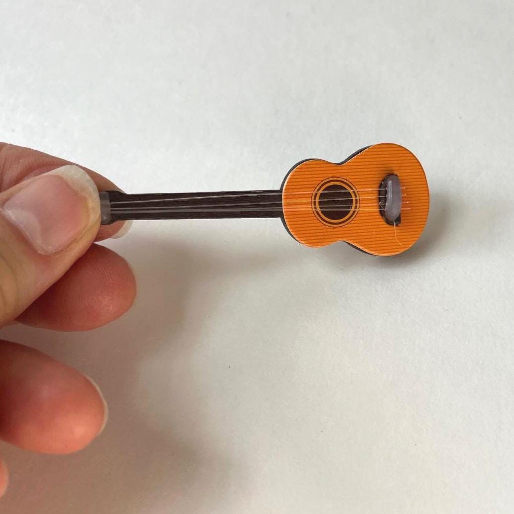 Mini Guitare Décorative Réaliste – Modèle Réduit En Bois Et Cuivre Pour Décoration Maison Ou Accessoire Photo