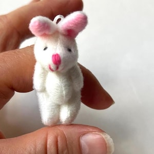 Peluche lapin miniature pour maison de poupée ou accessoire de jeu (6 ans ou plus)