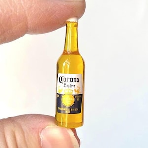 Diorama de jardín de hadas para casa de muñecas con botella de cerveza en miniatura
