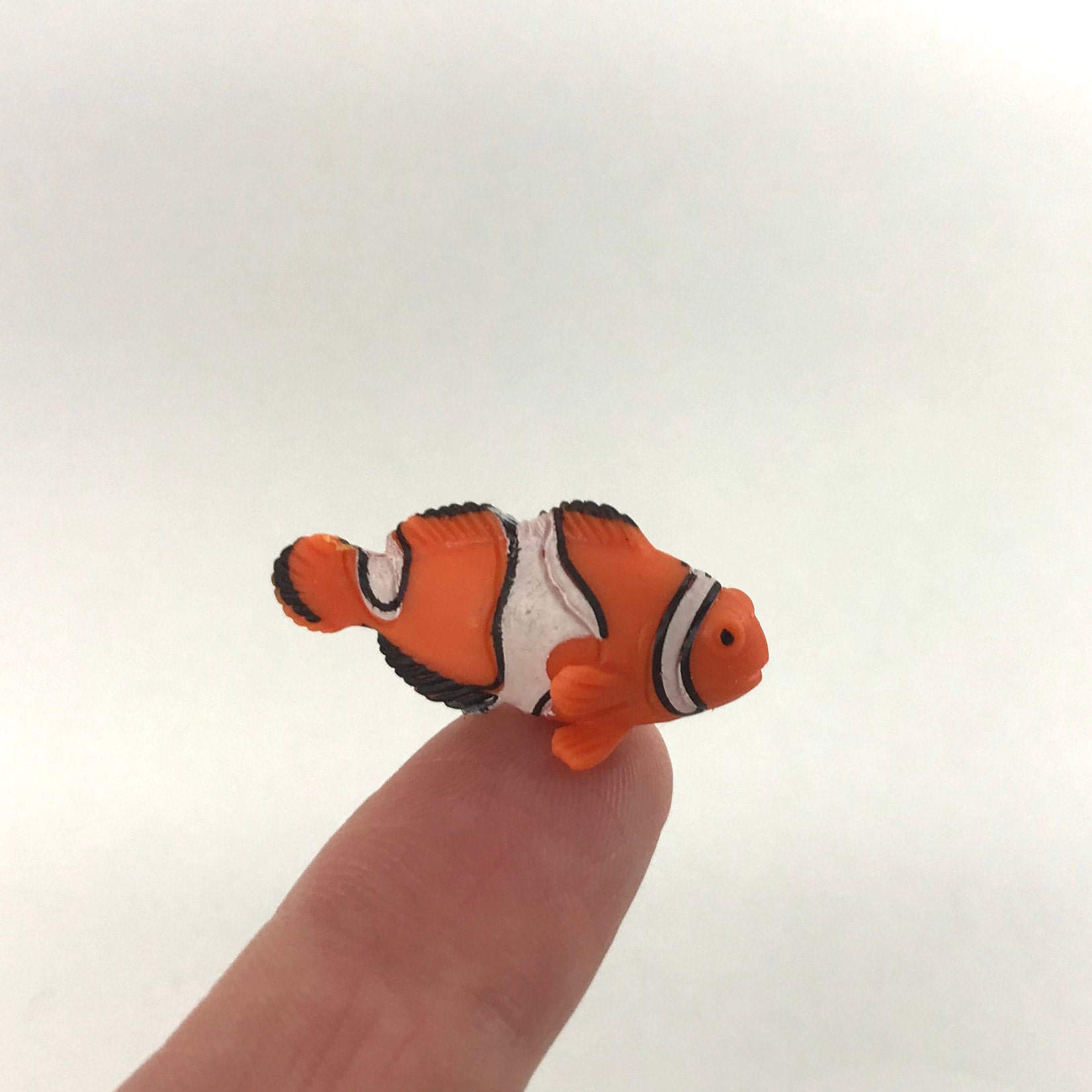 Hiawbon Fish Figurines Miniature Fish Figures Fake Fish Models Hand Painted  Animal Figurine Ornament for Micro Landscape Party Favors Cake Topper ,Set  of 7 : : Home