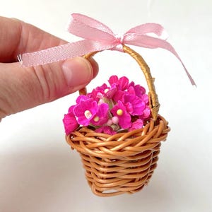 Miniatuurmand met bloemen poppenhuis lente Pasen