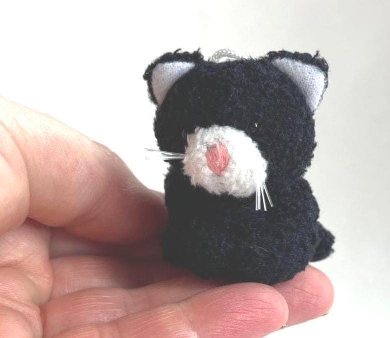 NICI Knuffeldier, grijs gestreepte kat in mandje, 12 cm, zacht pluchen dier, schattig knuffeldier om te knuffelen en te spelen, leuk cadeau-idee voor kinderen en volwassenen – 61942