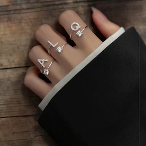 Anillo de circonita con inicial de la A a la Z. Anillo abierto ajustable para mujer. Joyería personalizada con el alfabeto. Regalo de boda con nombre para ella. Regalo para mamá.