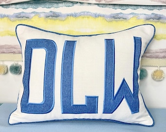 Coussin personnalisé avec application, décoration monogrammée, coussin pour chambre d'étudiant ou chambre de garçon, cadeau de naissance ou de pendaison de crémaillère. Livraison DDP aux États-Unis.