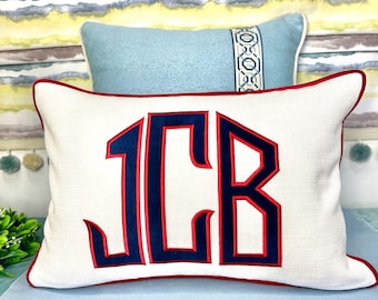 Coussin personnalisé avec application, décoration monogrammée, coussin pour chambre d'étudiant ou chambre de garçon, cadeau de naissance ou de pendaison de crémaillère. Livraison DDP aux États-Unis.