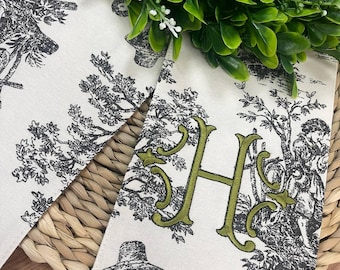 Couronne en toile de Jouy française avec monogramme personnalisé | 5 x 60 po | Livraison droits acquittés aux États-Unis