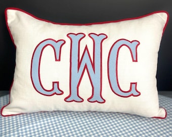 Coussin personnalisé avec application, décoration monogrammée, coussin pour chambre d'étudiant ou chambre de garçon, cadeau de naissance ou de pendaison de crémaillère. Livraison DDP aux États-Unis.
