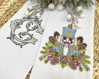 Kerstkranslint met borduurwerk | Buitenstof 5x60" | Notenkraker & Monogram Design