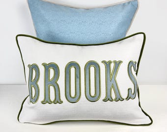 Cojín personalizado con nombre – Decoración verde salvia, cojín bordado personalizado | Regalo para la habitación del bebé | Envío DDP a EE. UU.