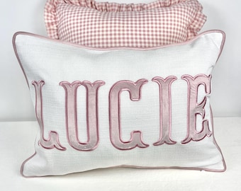 Almohada personalizada estilo preppy con nombre, fuente y opciones de color personalizadas.