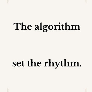 Pode incluir: Uma impressão retangular num fundo de cor creme com o texto preto The algorithm set the rhythm. O design é emoldurado por suportes de canto finos e de cor clara na parte superior e inferior, criando uma apresentação visual limpa e simples.