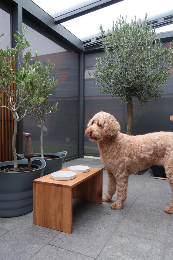 Hundebar aus Eiche – Futterstation Hund personalisiert – Holz Futternapf Ständer – Napfhalter mit Edelstahlschüsseln